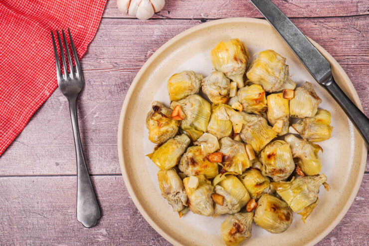 Plated canned artichoke hearts recipe with garlic, olive oil and lemon juice.