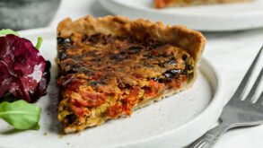 Plant-based quiche on a plate. This article is a recipe for vegan egg quiche.
