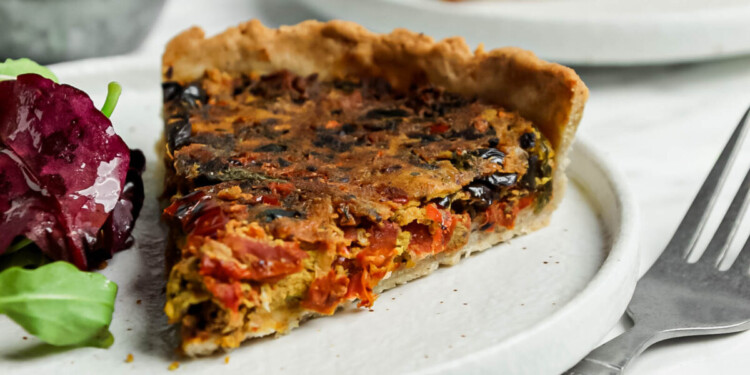Plant-based quiche on a plate. This article is a recipe for vegan egg quiche.
