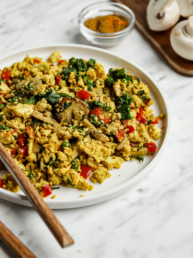 CURRIED TOFU SCRAMBLE WITH SPINACH (INDIAN STYLE)